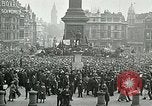 Standbild Rally am Trafalgar Square befürwortet die Anerkennung der sowjetischen Russland London England, 1920, aus Sekunde 11 historischem Filmmaterial Videoclip 65675026039