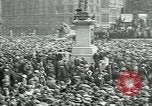 Standbild Rally am Trafalgar Square befürwortet die Anerkennung der sowjetischen Russland London England, 1920, aus Sekunde 12 historischem Filmmaterial Videoclip 65675026039