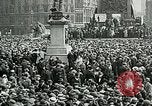 Standbild Rally am Trafalgar Square befürwortet die Anerkennung der sowjetischen Russland London England, 1920, aus Sekunde 13 historischem Filmmaterial Videoclip 65675026039