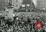 Standbild Rally am Trafalgar Square befürwortet die Anerkennung der sowjetischen Russland London England, 1920, aus Sekunde 14 historischem Filmmaterial Videoclip 65675026039