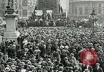 Standbild Rally am Trafalgar Square befürwortet die Anerkennung der sowjetischen Russland London England, 1920, aus Sekunde 15 historischem Filmmaterial Videoclip 65675026039