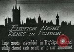 Standbild Menschenmenge versammelt sich zu lernen Ergebnisse der allgemeinen Wahlen London England Vereinigtes Königreich, 1924, aus Sekunde 1 historischem Filmmaterial Videoclip 65675026041
