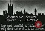 Standbild Menschenmenge versammelt sich zu lernen Ergebnisse der allgemeinen Wahlen London England Vereinigtes Königreich, 1924, aus Sekunde 3 historischem Filmmaterial Videoclip 65675026041