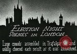 Standbild Menschenmenge versammelt sich zu lernen Ergebnisse der allgemeinen Wahlen London England Vereinigtes Königreich, 1924, aus Sekunde 4 historischem Filmmaterial Videoclip 65675026041