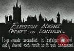Standbild Menschenmenge versammelt sich zu lernen Ergebnisse der allgemeinen Wahlen London England Vereinigtes Königreich, 1924, aus Sekunde 5 historischem Filmmaterial Videoclip 65675026041