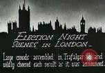 Standbild Menschenmenge versammelt sich zu lernen Ergebnisse der allgemeinen Wahlen London England Vereinigtes Königreich, 1924, aus Sekunde 6 historischem Filmmaterial Videoclip 65675026041