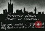 Standbild Menschenmenge versammelt sich zu lernen Ergebnisse der allgemeinen Wahlen London England Vereinigtes Königreich, 1924, aus Sekunde 7 historischem Filmmaterial Videoclip 65675026041