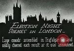 Standbild Menschenmenge versammelt sich zu lernen Ergebnisse der allgemeinen Wahlen London England Vereinigtes Königreich, 1924, aus Sekunde 8 historischem Filmmaterial Videoclip 65675026041