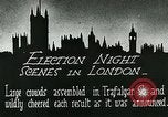 Standbild Menschenmenge versammelt sich zu lernen Ergebnisse der allgemeinen Wahlen London England Vereinigtes Königreich, 1924, aus Sekunde 9 historischem Filmmaterial Videoclip 65675026041
