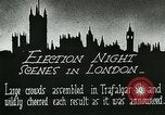 Standbild Menschenmenge versammelt sich zu lernen Ergebnisse der allgemeinen Wahlen London England Vereinigtes Königreich, 1924, aus Sekunde 10 historischem Filmmaterial Videoclip 65675026041