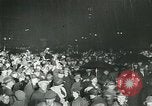 Standbild Menschenmenge versammelt sich zu lernen Ergebnisse der allgemeinen Wahlen London England Vereinigtes Königreich, 1924, aus Sekunde 11 historischem Filmmaterial Videoclip 65675026041