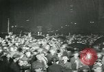 Standbild Menschenmenge versammelt sich zu lernen Ergebnisse der allgemeinen Wahlen London England Vereinigtes Königreich, 1924, aus Sekunde 12 historischem Filmmaterial Videoclip 65675026041