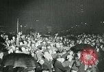 Standbild Menschenmenge versammelt sich zu lernen Ergebnisse der allgemeinen Wahlen London England Vereinigtes Königreich, 1924, aus Sekunde 13 historischem Filmmaterial Videoclip 65675026041