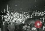 Standbild Menschenmenge versammelt sich zu lernen Ergebnisse der allgemeinen Wahlen London England Vereinigtes Königreich, 1924, aus Sekunde 14 historischem Filmmaterial Videoclip 65675026041