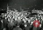 Standbild Menschenmenge versammelt sich zu lernen Ergebnisse der allgemeinen Wahlen London England Vereinigtes Königreich, 1924, aus Sekunde 15 historischem Filmmaterial Videoclip 65675026041