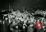 Standbild Menschenmenge versammelt sich zu lernen Ergebnisse der allgemeinen Wahlen London England Vereinigtes Königreich, 1924, aus Sekunde 16 historischem Filmmaterial Videoclip 65675026041