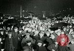 Standbild Menschenmenge versammelt sich zu lernen Ergebnisse der allgemeinen Wahlen London England Vereinigtes Königreich, 1924, aus Sekunde 17 historischem Filmmaterial Videoclip 65675026041