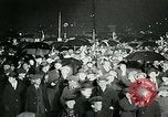 Standbild Menschenmenge versammelt sich zu lernen Ergebnisse der allgemeinen Wahlen London England Vereinigtes Königreich, 1924, aus Sekunde 18 historischem Filmmaterial Videoclip 65675026041