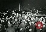 Standbild Menschenmenge versammelt sich zu lernen Ergebnisse der allgemeinen Wahlen London England Vereinigtes Königreich, 1924, aus Sekunde 19 historischem Filmmaterial Videoclip 65675026041