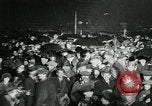 Standbild Menschenmenge versammelt sich zu lernen Ergebnisse der allgemeinen Wahlen London England Vereinigtes Königreich, 1924, aus Sekunde 20 historischem Filmmaterial Videoclip 65675026041