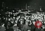 Standbild Menschenmenge versammelt sich zu lernen Ergebnisse der allgemeinen Wahlen London England Vereinigtes Königreich, 1924, aus Sekunde 21 historischem Filmmaterial Videoclip 65675026041