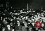 Standbild Menschenmenge versammelt sich zu lernen Ergebnisse der allgemeinen Wahlen London England Vereinigtes Königreich, 1924, aus Sekunde 22 historischem Filmmaterial Videoclip 65675026041