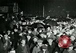 Standbild Menschenmenge versammelt sich zu lernen Ergebnisse der allgemeinen Wahlen London England Vereinigtes Königreich, 1924, aus Sekunde 23 historischem Filmmaterial Videoclip 65675026041