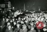 Standbild Menschenmenge versammelt sich zu lernen Ergebnisse der allgemeinen Wahlen London England Vereinigtes Königreich, 1924, aus Sekunde 24 historischem Filmmaterial Videoclip 65675026041