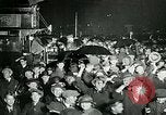 Standbild Menschenmenge versammelt sich zu lernen Ergebnisse der allgemeinen Wahlen London England Vereinigtes Königreich, 1924, aus Sekunde 25 historischem Filmmaterial Videoclip 65675026041