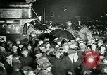 Standbild Menschenmenge versammelt sich zu lernen Ergebnisse der allgemeinen Wahlen London England Vereinigtes Königreich, 1924, aus Sekunde 26 historischem Filmmaterial Videoclip 65675026041