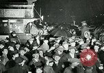 Standbild Menschenmenge versammelt sich zu lernen Ergebnisse der allgemeinen Wahlen London England Vereinigtes Königreich, 1924, aus Sekunde 27 historischem Filmmaterial Videoclip 65675026041