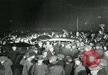 Standbild Menschenmenge versammelt sich zu lernen Ergebnisse der allgemeinen Wahlen London England Vereinigtes Königreich, 1924, aus Sekunde 28 historischem Filmmaterial Videoclip 65675026041
