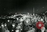 Standbild Menschenmenge versammelt sich zu lernen Ergebnisse der allgemeinen Wahlen London England Vereinigtes Königreich, 1924, aus Sekunde 29 historischem Filmmaterial Videoclip 65675026041