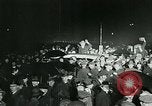 Standbild Menschenmenge versammelt sich zu lernen Ergebnisse der allgemeinen Wahlen London England Vereinigtes Königreich, 1924, aus Sekunde 31 historischem Filmmaterial Videoclip 65675026041