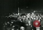Standbild Menschenmenge versammelt sich zu lernen Ergebnisse der allgemeinen Wahlen London England Vereinigtes Königreich, 1924, aus Sekunde 32 historischem Filmmaterial Videoclip 65675026041