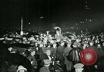Standbild Menschenmenge versammelt sich zu lernen Ergebnisse der allgemeinen Wahlen London England Vereinigtes Königreich, 1924, aus Sekunde 33 historischem Filmmaterial Videoclip 65675026041