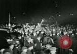 Standbild Menschenmenge versammelt sich zu lernen Ergebnisse der allgemeinen Wahlen London England Vereinigtes Königreich, 1924, aus Sekunde 34 historischem Filmmaterial Videoclip 65675026041