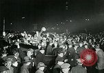 Standbild Menschenmenge versammelt sich zu lernen Ergebnisse der allgemeinen Wahlen London England Vereinigtes Königreich, 1924, aus Sekunde 35 historischem Filmmaterial Videoclip 65675026041