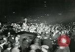 Standbild Menschenmenge versammelt sich zu lernen Ergebnisse der allgemeinen Wahlen London England Vereinigtes Königreich, 1924, aus Sekunde 36 historischem Filmmaterial Videoclip 65675026041