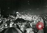 Standbild Menschenmenge versammelt sich zu lernen Ergebnisse der allgemeinen Wahlen London England Vereinigtes Königreich, 1924, aus Sekunde 37 historischem Filmmaterial Videoclip 65675026041