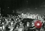 Standbild Menschenmenge versammelt sich zu lernen Ergebnisse der allgemeinen Wahlen London England Vereinigtes Königreich, 1924, aus Sekunde 38 historischem Filmmaterial Videoclip 65675026041
