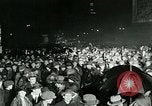 Standbild Menschenmenge versammelt sich zu lernen Ergebnisse der allgemeinen Wahlen London England Vereinigtes Königreich, 1924, aus Sekunde 39 historischem Filmmaterial Videoclip 65675026041