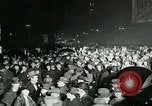 Standbild Menschenmenge versammelt sich zu lernen Ergebnisse der allgemeinen Wahlen London England Vereinigtes Königreich, 1924, aus Sekunde 40 historischem Filmmaterial Videoclip 65675026041