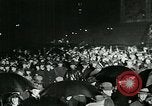 Standbild Menschenmenge versammelt sich zu lernen Ergebnisse der allgemeinen Wahlen London England Vereinigtes Königreich, 1924, aus Sekunde 41 historischem Filmmaterial Videoclip 65675026041