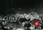 Standbild Menschenmenge versammelt sich zu lernen Ergebnisse der allgemeinen Wahlen London England Vereinigtes Königreich, 1924, aus Sekunde 42 historischem Filmmaterial Videoclip 65675026041