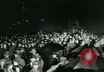 Standbild Menschenmenge versammelt sich zu lernen Ergebnisse der allgemeinen Wahlen London England Vereinigtes Königreich, 1924, aus Sekunde 43 historischem Filmmaterial Videoclip 65675026041