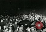 Standbild Menschenmenge versammelt sich zu lernen Ergebnisse der allgemeinen Wahlen London England Vereinigtes Königreich, 1924, aus Sekunde 44 historischem Filmmaterial Videoclip 65675026041