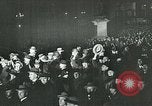 Standbild Menschenmenge versammelt sich zu lernen Ergebnisse der allgemeinen Wahlen London England Vereinigtes Königreich, 1924, aus Sekunde 45 historischem Filmmaterial Videoclip 65675026041