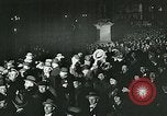 Standbild Menschenmenge versammelt sich zu lernen Ergebnisse der allgemeinen Wahlen London England Vereinigtes Königreich, 1924, aus Sekunde 46 historischem Filmmaterial Videoclip 65675026041
