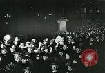 Standbild Menschenmenge versammelt sich zu lernen Ergebnisse der allgemeinen Wahlen London England Vereinigtes Königreich, 1924, aus Sekunde 47 historischem Filmmaterial Videoclip 65675026041